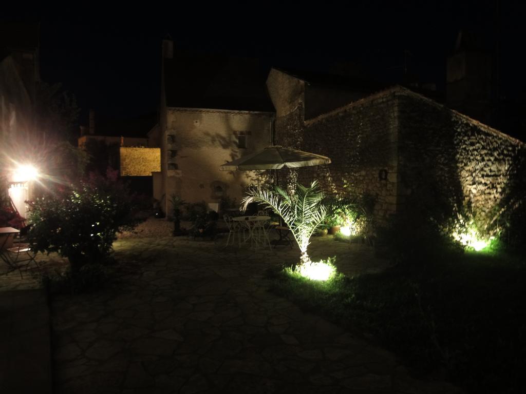 La Villa Du 15 - Chambres Independantes & Autonomes Du Restaurant La Maison - Clim Et Piscine Chauffee - Lit King Size Les Eyzies Room photo