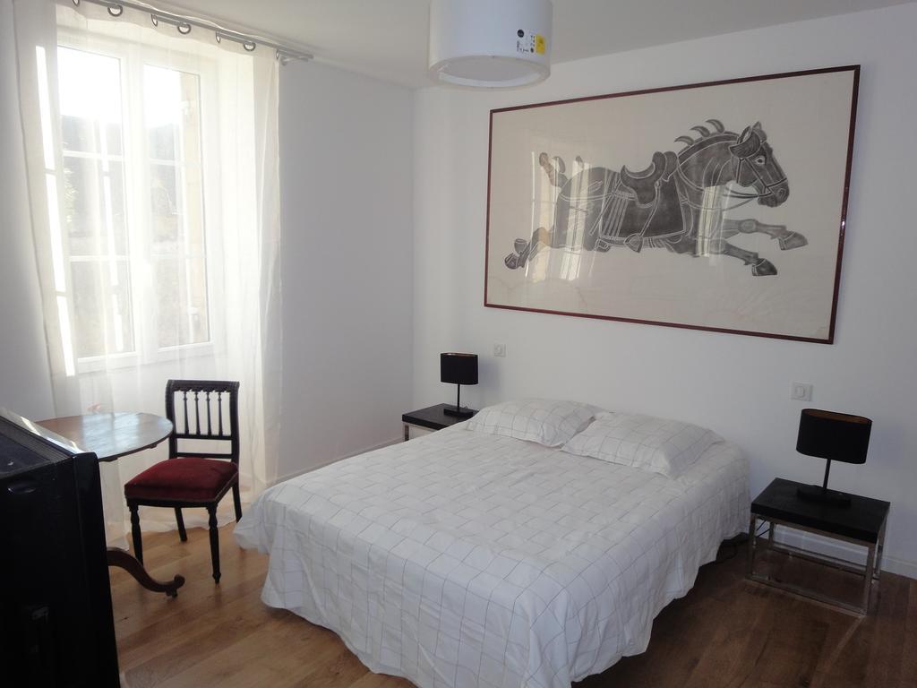 La Villa Du 15 - Chambres Independantes & Autonomes Du Restaurant La Maison - Clim Et Piscine Chauffee - Lit King Size Les Eyzies Room photo